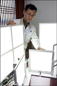 ↑유 전무가 LED 조명을 살펴보고 있다.