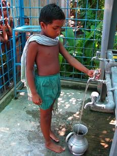 ↑유니세프가 초기 비용(30만 다카)을 
지원한 산틴갈 마을 공동 정수기에서 
한 아이가 물을 긷고 있다.