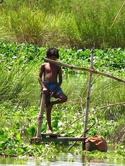 ↑방글라데시 수도 다카에서 3시간 
떨어진 산틴갈 마을 근처 
호수에서 놀던 한 아이.