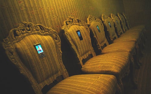 ▲ 고급스러운 의자 등받이에 빈곤 국가 사람들의 이미지가 나오는 휴대전화가 설치돼 있다.