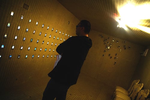 ▲ 컨테이너 박스 안에 들어가면 한 쪽 벽면에 설치된 휴대전화 작품과, 의자 작품이 제일 먼저 눈에 들어온다. 어두운 컨테이너 박스 안 '휴대전화 나무'의 휴대전화들은 철사로 고정돼 있어 마치 공중에 떠 있는 것처럼 보인다.