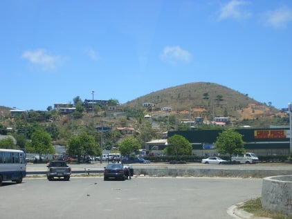 ▲ 포트모르즈비 시내의 풍경. 2층 이상의 건물은 거의 찾아보기 힘들다.