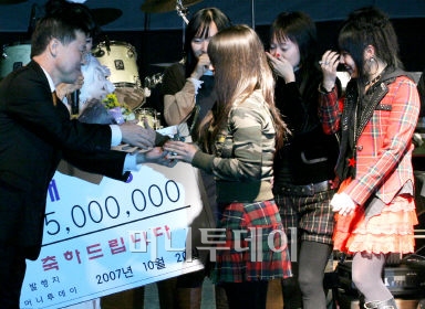 ↑홍선근 머니투데이 사장이 대상을 수상한 매드프렛팀에게 시상하고 있다 @ 홍봉진 인턴기자