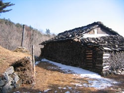 ▲ 오대산 서대 수정암 ,옛 강원도 산중암자의
너와지붕이 그대로 남아있다.(사진; 국립공원
오대산 홈페이지)