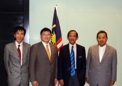 ▲ LS산전 구자균 사장(왼쪽에서 두번째)이 말레이시아 모하메드 라다지 내무부장관(왼쪽에서 세번째)과 미팅후 기념촬영을 하고 있다.