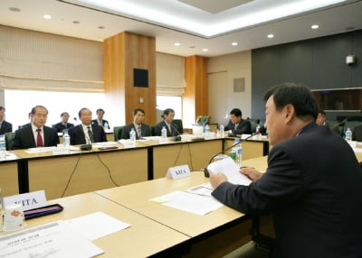 ▲ 무역협회는 31일 삼성동 트레이드타워 중회의실에서 이희범 무역협회 회장 주관으로 소방서 및 경찰서 등 안전관련 기관, 무역센터 운영업체, 주요 입점업체, 입주업체 대표 등이 참석하는 '무역센터 안전관리 협의회'를 개최했다.