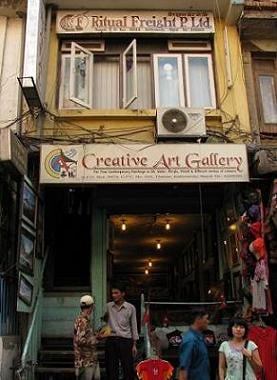 ↑'리투얼 운송' 사무실 앞에 선
희망대장정팀의 윤여정씨(맨아래 오른쪽).