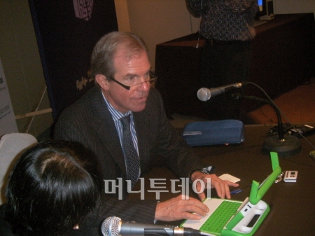 네그로폰테 교수가 직접 사용하는 100달러짜리 초저가 노트북을 시연하고 있다.