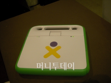 XO컴퓨터엔 들고 다니기 편하게 손잡기가 달려있다.
