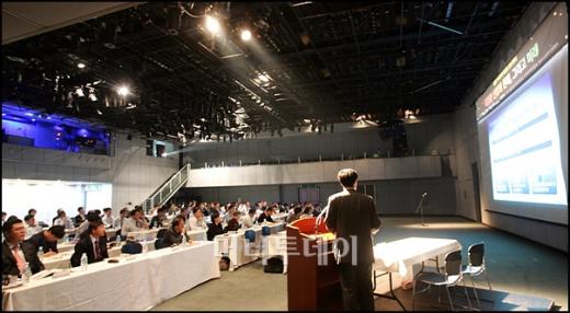 ↑↑김기준 산업자원부 신재생에너지팀장이 '태양광 산업의 정책 방향'에 관해 발표를 하고 있다. ⓒ<임성균 기자 tjdrbs23@>