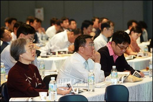 ↑세미나 참석자들이 발표내용을 주의 깊게 듣고 있다. ⓒ<임성균 기자 tjdrbs23@>