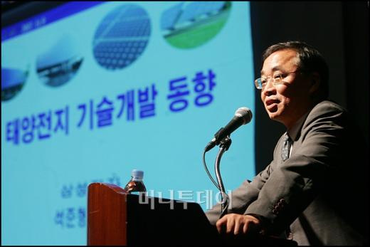 ↑석준형 삼성전자 LCD총괄부사장이 '솔라셀 기술 개발 동향'에 관해 발표를 하고 있다. ⓒ<임성균 기자 tjdrbs23@>