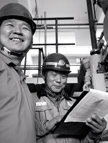 ↑울릉도에서 전력설비 증설
작업을 벌이고 있는 한전 직원들.