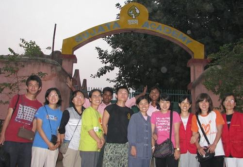 ↑사진 가운데 개량한복을 입은 이가 JTS의 장영주 사무국장, 그의 오른편이 희망대장정팀 윤여정씨다. 희망대장정팀 주세운씨는 맨 왼쪽, 김이경씨는 오른쪽에서 두번째에 서 있다.