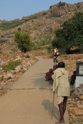 ↑부처가 6년간 수행한 인도의 전정각산. 
노인과 여자들이 순례자와 관광객들에게 
돈을 구걸하고 있다.