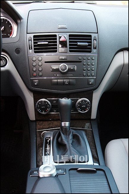 ↑깔끔하게 정리된 느낌의 7년만에 풀체인지한 프리미엄 컴팩트 세단 The new C-Class의 센터페시아. ⓒ<임성균 기자 tjdrbs23@>