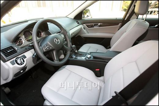 ↑안락한 느낌의 7년만에 풀체인지한 프리미엄 컴팩트 세단 The new C-Class의 운전석. ⓒ<임성균 기자 tjdrbs23@>