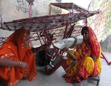 ↑인도 틸로니아 여자들이 태양열 조리기 
집열판을 수리하고 있다.