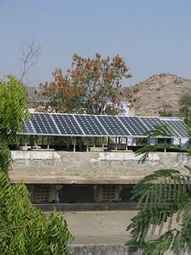 ↑맨발대학의 모든 건물은 에너지 
100퍼센트를 태양열에서 얻는다.