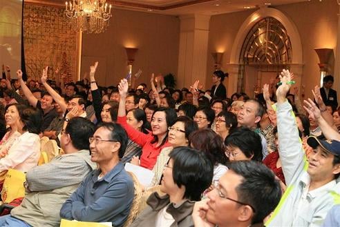 ↑ 지난 17일 홍콩 샹그릴라호텔에서 열린 ELW 투자설명회. 참석한 투자자들이 질문하고 있다.