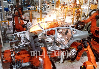 상하이폭스바겐 공장내부 모습. 1400도의 고열로 레이저 용접을 하는 모습. ⓒ상하이차제공