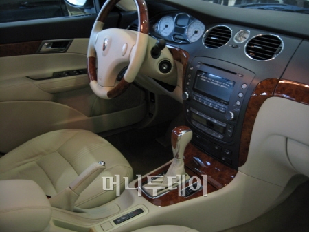 상하이차 독자브랜드 로위750의 실내 디자인 모습
