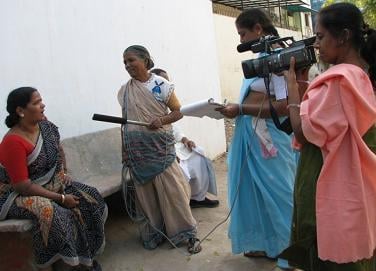 ↑'비디오SEWA' 팀이 한 빈곤 여성을 인터뷰하고 있다.
 마이크를 든 이는 채소 노점상인 출신의 팀원, 
닐라 단타네씨,