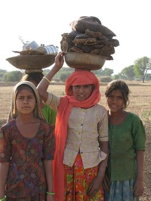 ↑인도 틸로니아 지역의 소녀들.