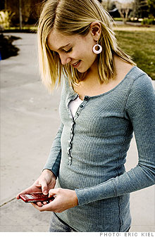 케이트는 최근 300달러짜리 휴대폰을 구입해서 문자 메시지 보내는데 푹 빠져있다.