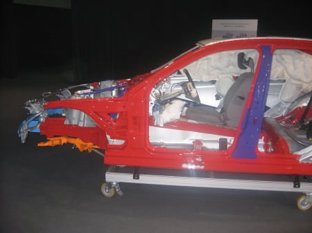 벤츠의 클럼플 존을 나타내는 차체 모습. 정면 충돌이 이뤄지더라도 충격을 차체에서 모두 흡수해 승객의 안전을 보장해준다.