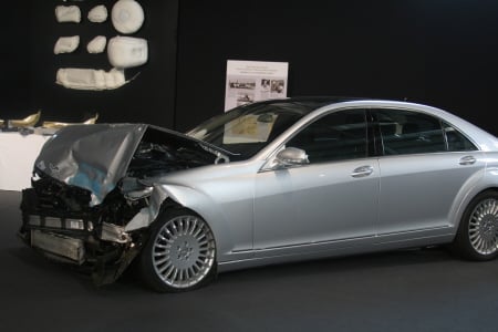 시속 56km로 정면 충돌한 S클래스 차체 모습. 앞 부분에 충격이 모두 흡수돼 승객 탑승구엔 충격이 거의 없다. 운전석 뒤로는 아무런 변형도 없다.