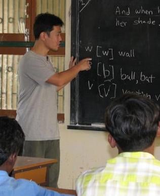 ↑11월 3일 지바카병원의 운영자 
김정준 JTS 자원봉사자가 한달에 
한번 있는 토요 특별활동 시간에 
중등과정 학생들에게 영어읽기 
수업을 하고 있다.