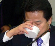 ▲식사 뒤 물 마시는 정동영 후보