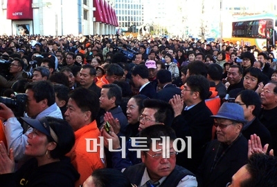 ▲울산 롯데백화점 앞 정동영 후보 유세에 모인 청중
