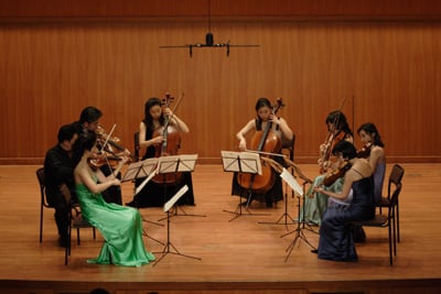 ▲ 금호아트홀 체임버 뮤직 소사이어티는 현악8중주에서 오케스트라 못지 않은 무게감과 화려함을 보여줬다. 백주영, 임재홍, 장중진, 김유라, 김민지, 김성은, 김민재, 김현아. 왼쪽 앞줄부터. ⓒ금호아시아나문화재단