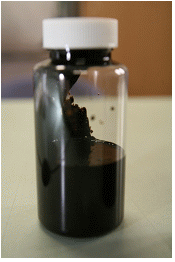 ↑ 충남 태안 안면도 꽃지
해수욕장에서 수거한 
타르물질. 녹아서 흘러
내리는 형태임을 
확인할 수 있다.
ⓒ시민환경연구소