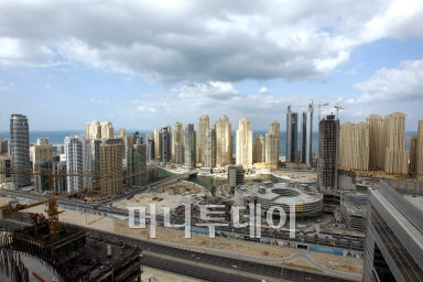 ↑ 신성건설이 짓고 있는 'O2타워' 40층에서 바라본 두바이 마리나 지역. 수십개의 고층 건물들과 쇼핑몰이 건립되고 있다.