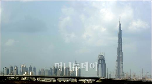 ↑세계최고높이 기록을 세우며 건설중인 '버즈 두바이', 이 최고층 빌딩은 우리나라 삼성물산이 건설에 참여하고 있다. 현재 600미터까지 건설이 완공 됐으며 최종 건설 높이는 비공개로 진행중이다. 주변에 건설중인 건물들과 확연한 높이 차이를 이루고 있다. ⓒ<임성균 기자 tjdrbs23@>