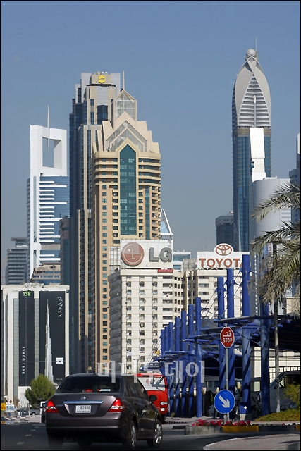 ↑두바이 중심 오피스 타운 입구에 설치되어 있는 LG의 광고판, 업계에서는 비밀로 붙여진 광고비용은 광고판 아래의 허름한 건물의 존재가치가 광고 때문이라고 여겨질 정도라고 한다. ⓒ<임성균 기자 tjdrbs23@>