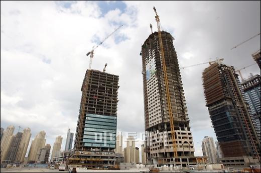 ↑두바이 주메이라 레이크타운에 신축중인 O2타워, 지상 31층의 주상복합 아파트를 우리나라 신성건설이 수주해 건설중이다. ⓒ<임성균 기자 tjdrbs23@>