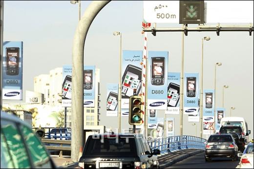 ↑두바이 구도심 데이라 지역과 신도시를 연결하는 막툼 브릿지에 삼성 휴대폰광고가 설치되어 있다. ⓒ<임성균 기자 tjdrbs23>