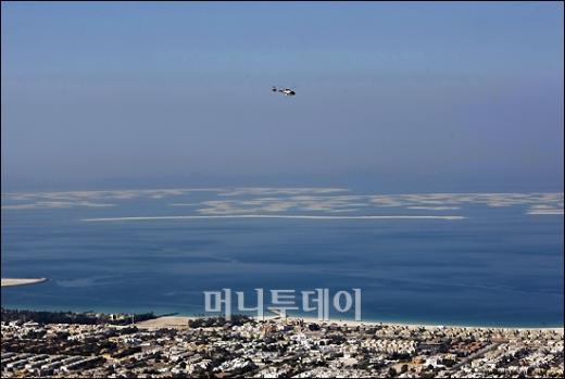 ↑'버즈 두바이' 113층 390미터 높이에서 바라 본 '더 월드' 바다에 모래를 메워서 세계지도 모양의 도시를 건설중이다. ⓒ<임성균 기자 tjdrbs23@>