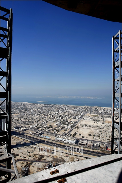 ↑'버즈 두바이' 113층 390미터 높이에서 바라 본 두바이 주택가. ⓒ<임성균 기자 tjdrbs23@>