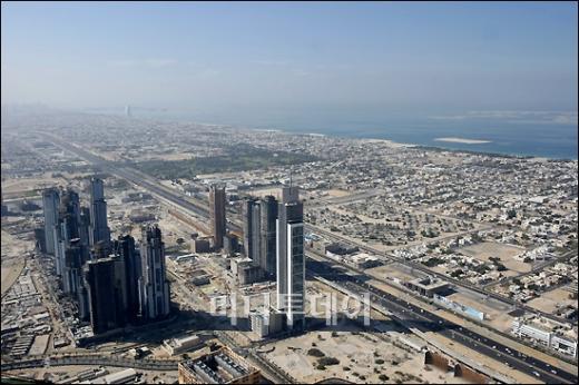 ↑'버즈 두바이' 113층 390미터 높이에서 바라 본 두바이를 관통하는 쉐이크 자이드 고속도로, 달리는 차들이 깨알처럼 작아 보인다. ⓒ<임성균 기자 tjdrbs23@>