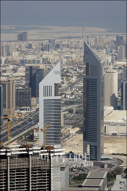 ↑'버즈 두바이' 113층 390미터 높이에서 바라 본 높이 355미터의 '에미레이트 타워' ⓒ<임성균 기자 tjdrbs23@>