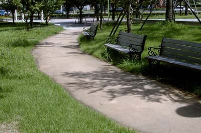 ▲흙콘크리트로 시공한 공원도로.