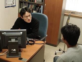 ↑양창모 밝음의원 원장이 환자를 
진료하고 있다. ⓒ이경숙