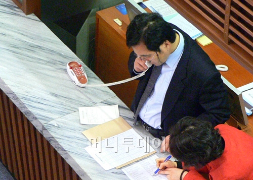 ▲"오기만 해봐라"= 임채정 국회의장