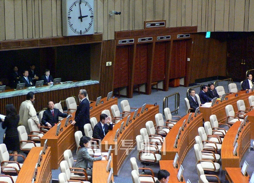 ▲국회의원들을 기다리는 국무위원들