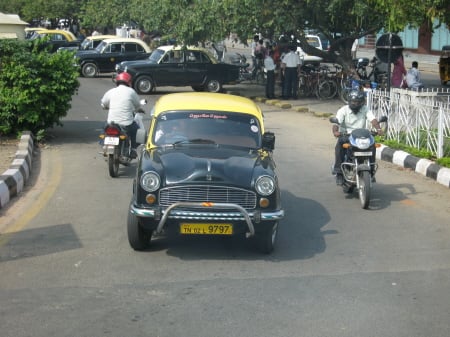 인도 첸나이의 택시로 운행되는 벤츠의 앰버서더 모델. 30~40년쯤 돼 보이는 차가 운행되고 있다. 인도 시장의 자동차 성장성은 무궁무진하다.